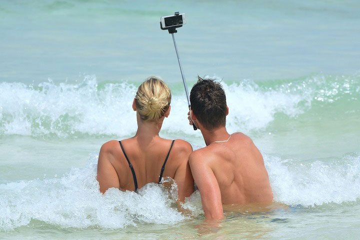 couple-selfie